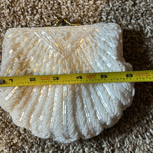La Regale Vintage LTD handmade Seed Bead Clamshell Formal Wedding Purse - Picture 9 of 14